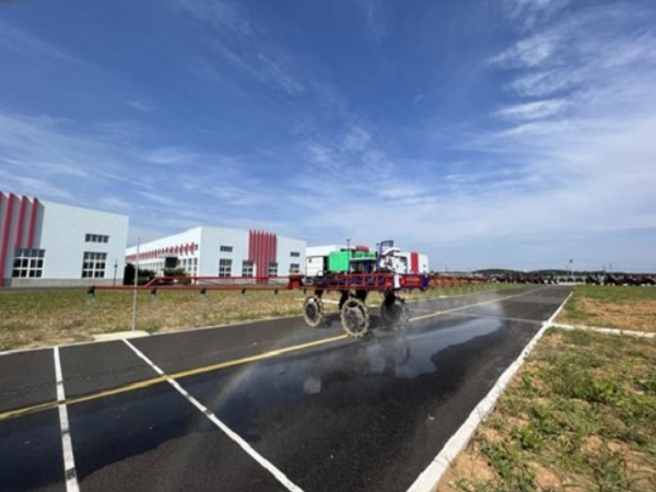 Unmanned Four-Wheel Independent Electric Drive High Ground Clearance Sprayer is Available