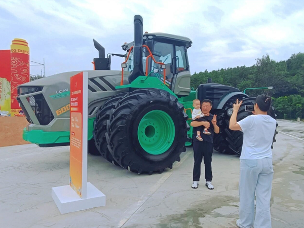 Intelligent Tractors Showed at the 2025 China Farmers' Harvest Festival